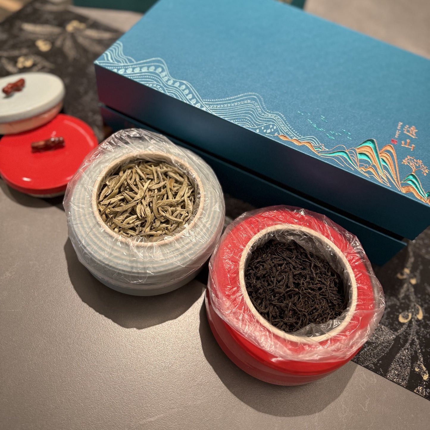 Far Mountain Black tea and white tea ceramic set