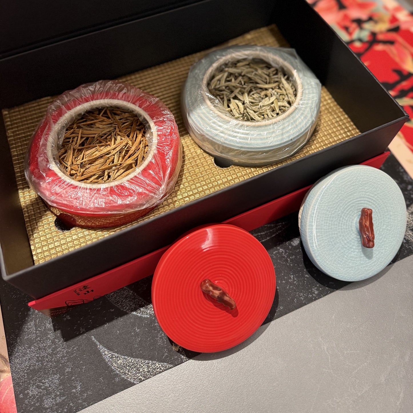 Far Mountain Black tea and white tea ceramic set
